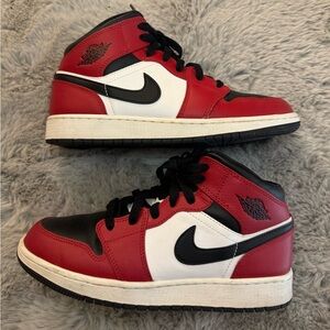 Jordan 1 mid Chicago black toe (GS)